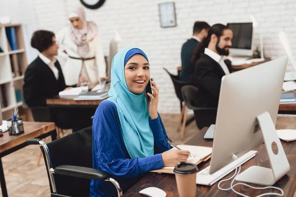 Gehandicapte Arabische Vrouw Hijab Rolstoel Werken Desktop Computer Praten Smartphone — Stockfoto