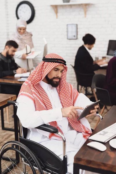 Handicap Arabische Man Rolstoel Met Behulp Van Tablet — Stockfoto