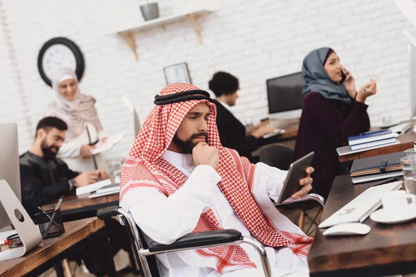 Handicap Arabische Man Rolstoel Met Behulp Van Tablet — Stockfoto