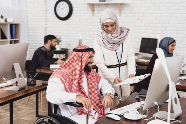 Behinderter Arabischer Mann Rollstuhl Teilt Notizen Mit Mitarbeiterin — Stockfoto