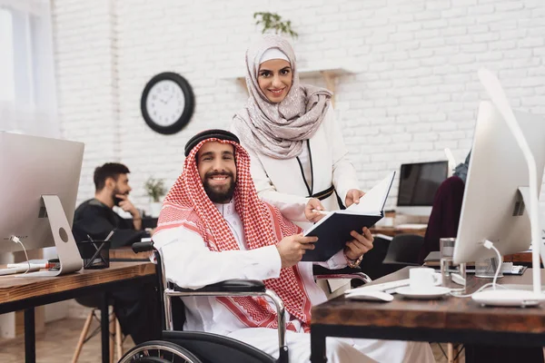 Arabische Man Rolstoel Notities Delen Met Vrouwelijke Collega Uitgeschakeld — Stockfoto