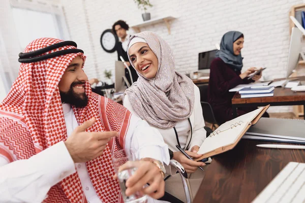 Arabische Man Rolstoel Werk Bespreken Met Vrouwelijke Collega Uitgeschakeld — Stockfoto