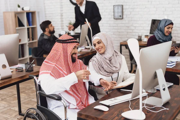 Behinderter Arabischer Mann Rollstuhl Diskutiert Mit Mitarbeiterin Über Arbeit — Stockfoto