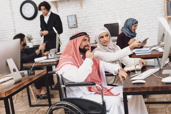 Arabische Man Rolstoel Werk Bespreken Met Vrouwelijke Collega Uitgeschakeld — Stockfoto