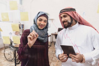 Arap adam thawb ve çalışma office hijab kadında