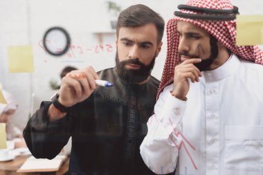 İki Arap adam cam kurulu Office not alma