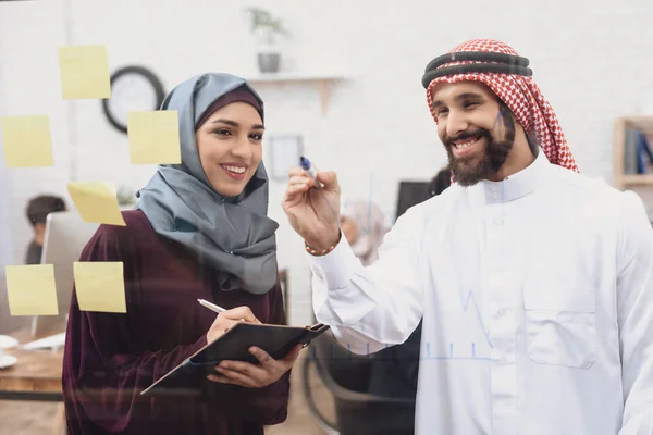 Arab Muž Žena Zapisování Poznámek Skleněné Desce Úřadu — Stock fotografie