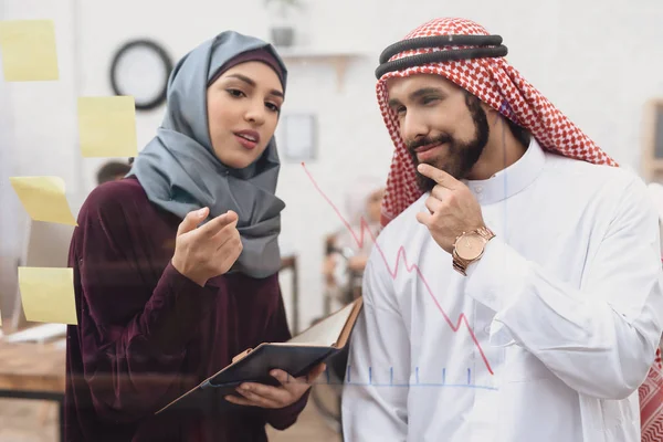 Árabe Homem Mulher Tomando Notas Sobre Placa Vidro Escritório — Fotografia de Stock