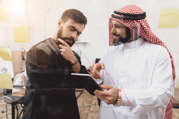Dois Homens Árabes Tomando Notas Placa Vidro — Fotografia de Stock
