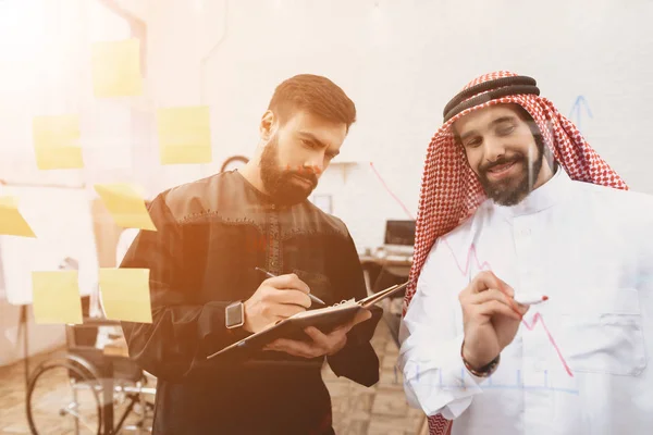 Zwei Arabische Männer Arbeiten Notizen Auf Glasplatte — Stockfoto