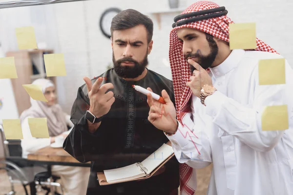 Zwei Arabische Männer Machen Sich Büro Notizen Auf Glastafel — Stockfoto