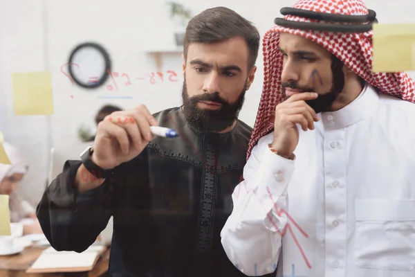 Twee Arabische Mannen Het Maken Van Notities Glas Bord Kantoor — Stockfoto