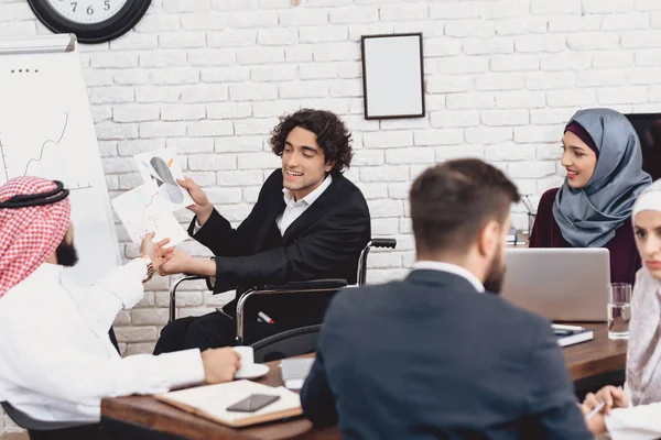 Hombre Árabe Discapacitado Traje Silla Ruedas Haciendo Presentación Para Compañeros — Foto de Stock