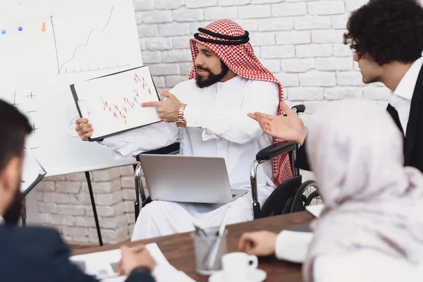 Behinderter Arabischer Mann Rollstuhl Bei Vortrag — Stockfoto