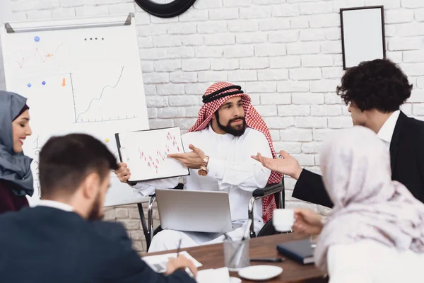 Behinderter Araber Rollstuhl Diskutiert Mit Mitarbeitern Über Diagramme — Stockfoto