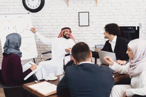 Behinderter Araber Rollstuhl Präsentiert Neue Charts Auf Whiteboard — Stockfoto