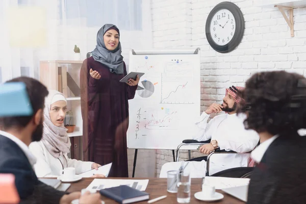 Behinderter Arabischer Mann Rollstuhl Und Kollegen Hören Mitarbeiterin Der Nähe — Stockfoto