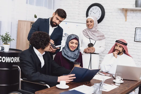 Arabische Man Rolstoel Notities Delen Met Collega Uitgeschakeld — Stockfoto