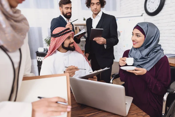 Behinderte Araberin Hidschab Rollstuhl Trinkt Kaffee Und Unterhält Sich Mit — Stockfoto