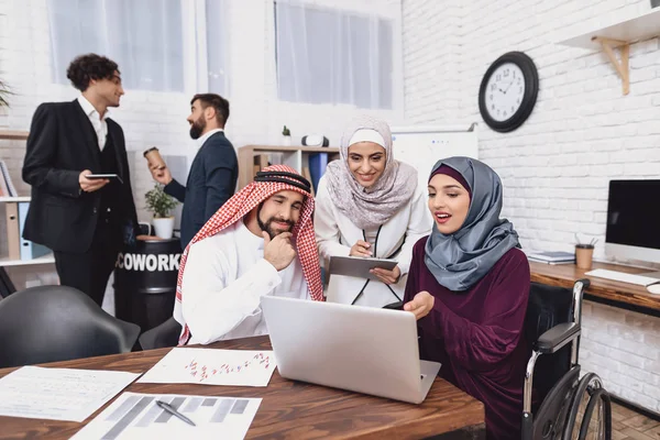 Behinderte Araberin Hidschab Rollstuhl Zeigt Notizen Auf Laptop — Stockfoto