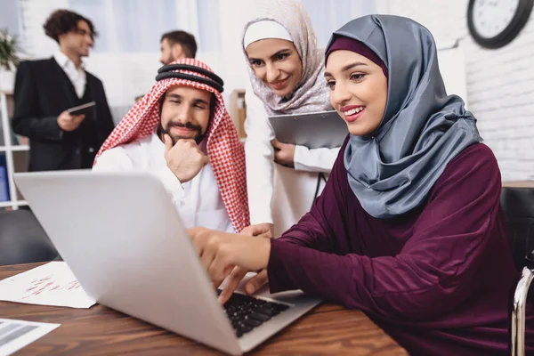 Behinderte Araberin Hidschab Rollstuhl Zeigt Notizen Auf Laptop — Stockfoto