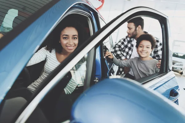 Famille Afro Américaine Concession Automobile Choisir Acheter Une Nouvelle Voiture — Photo