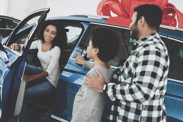 非洲裔美国人家庭在汽车经销商选择和购买新车 — 图库照片