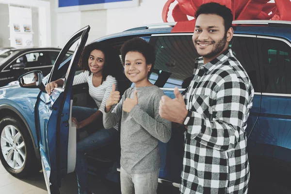 Família Afro Americana Concessionária Automóveis Escolhendo Comprando Carro Novo — Fotografia de Stock