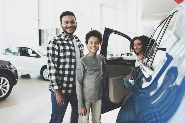 Família Afro Americana Concessionária Automóveis Escolhendo Comprando Carro Novo — Fotografia de Stock