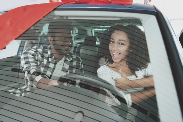非洲裔美国人家庭在汽车经销商 母亲和父亲坐在新的汽车轿车 — 图库照片