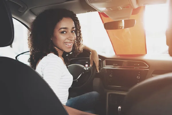 Femme Afro Américaine Assis Dans Saloon Nouvelle Voiture Chez Concessionnaire — Photo