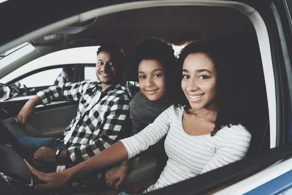 非洲裔美国人家庭在汽车经销商 — 图库照片