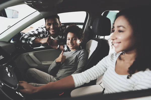 Famille Afro Américaine Chez Concessionnaire Automobile — Photo