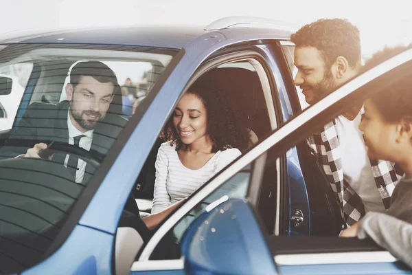 Família Afro Americana Concessionária Carros Vendedor Mostrando Carro Novo — Fotografia de Stock