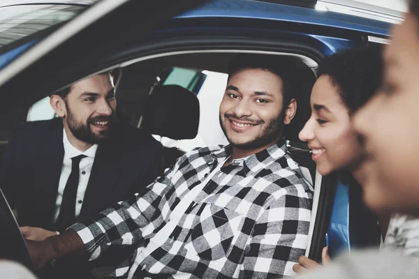 Família Afro Americana Concessionária Carros Vendedor Mostrando Carro Novo — Fotografia de Stock