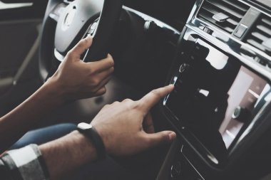 Panonun araba galerisinde yeni Otomatik kapat