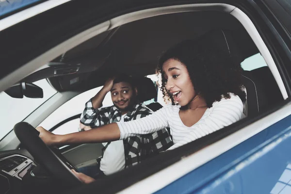 Famille Afro Américaine Concession Automobile Mère Père Assis Dans Salon — Photo