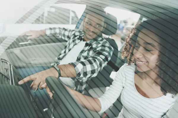 非洲裔美国人家庭在汽车经销商 母亲和父亲坐在新的汽车轿车 — 图库照片
