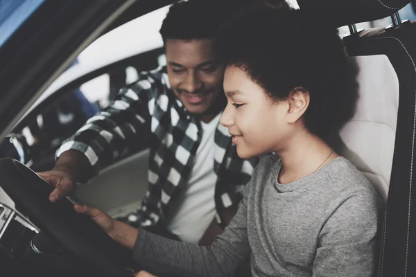 Afro Américain Père Fils Assis Dans Salon Automobile Neuve Chez — Photo