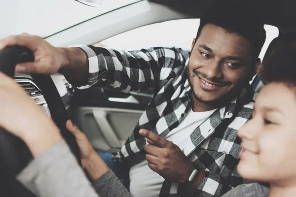 Afro Americano Pai Filho Sentado Saloon Novo Carro Concessionária — Fotografia de Stock