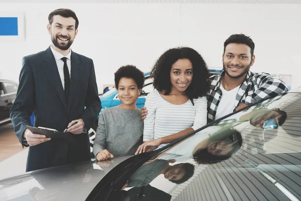 Família Afro Americana Assina Papéis Para Automóvel Novo Concessionária Carros — Fotografia de Stock