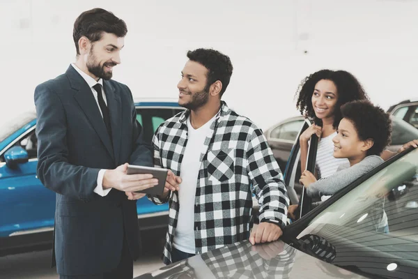 Família Afro Americana Concessionária Carros Vendedor Mostrando Informações Sobre Tablet — Fotografia de Stock