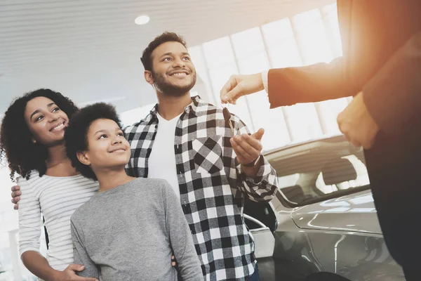 Família Afro Americana Concessionária Automóveis Escolhendo Comprando Carro Novo — Fotografia de Stock