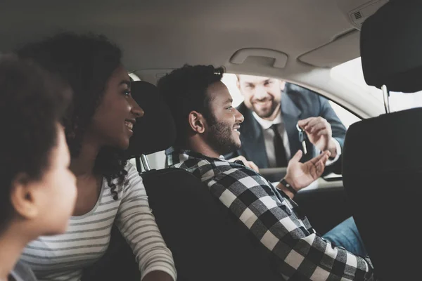 非洲裔美国人家庭在汽车经销商 推销员显示新的汽车 — 图库照片