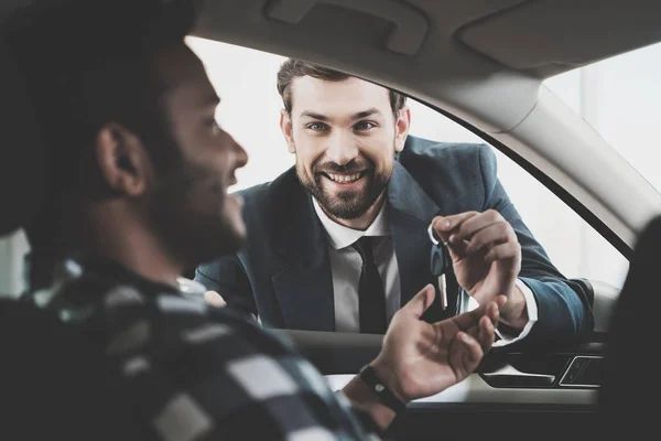 Família Afro Americana Concessionária Carros Homem Assinando Papéis Para Novo — Fotografia de Stock