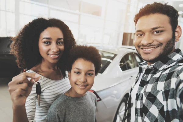 Família Afro Americana Concessionária Automóveis Escolhendo Comprando Carro Novo — Fotografia de Stock