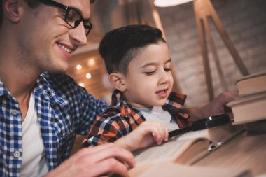Baba ve oğlu okuma kitabı masada evde