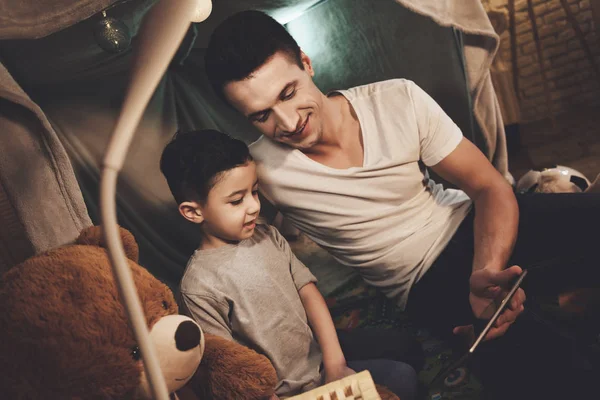 Padre Hijo Viendo Película Tableta Fuerte Manta — Foto de Stock