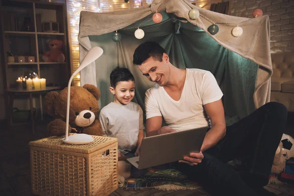 Pai Filho Assistindo Filme Laptop Sofá Casa — Fotografia de Stock