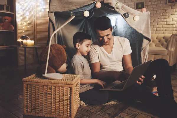 Padre Hijo Viendo Película Portátil Sofá Casa — Foto de Stock